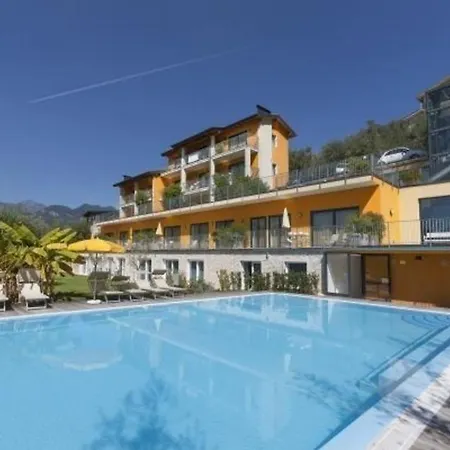 Apartment Zweizimmerwohnung Mit Teilweisem Seeblick Malcesine